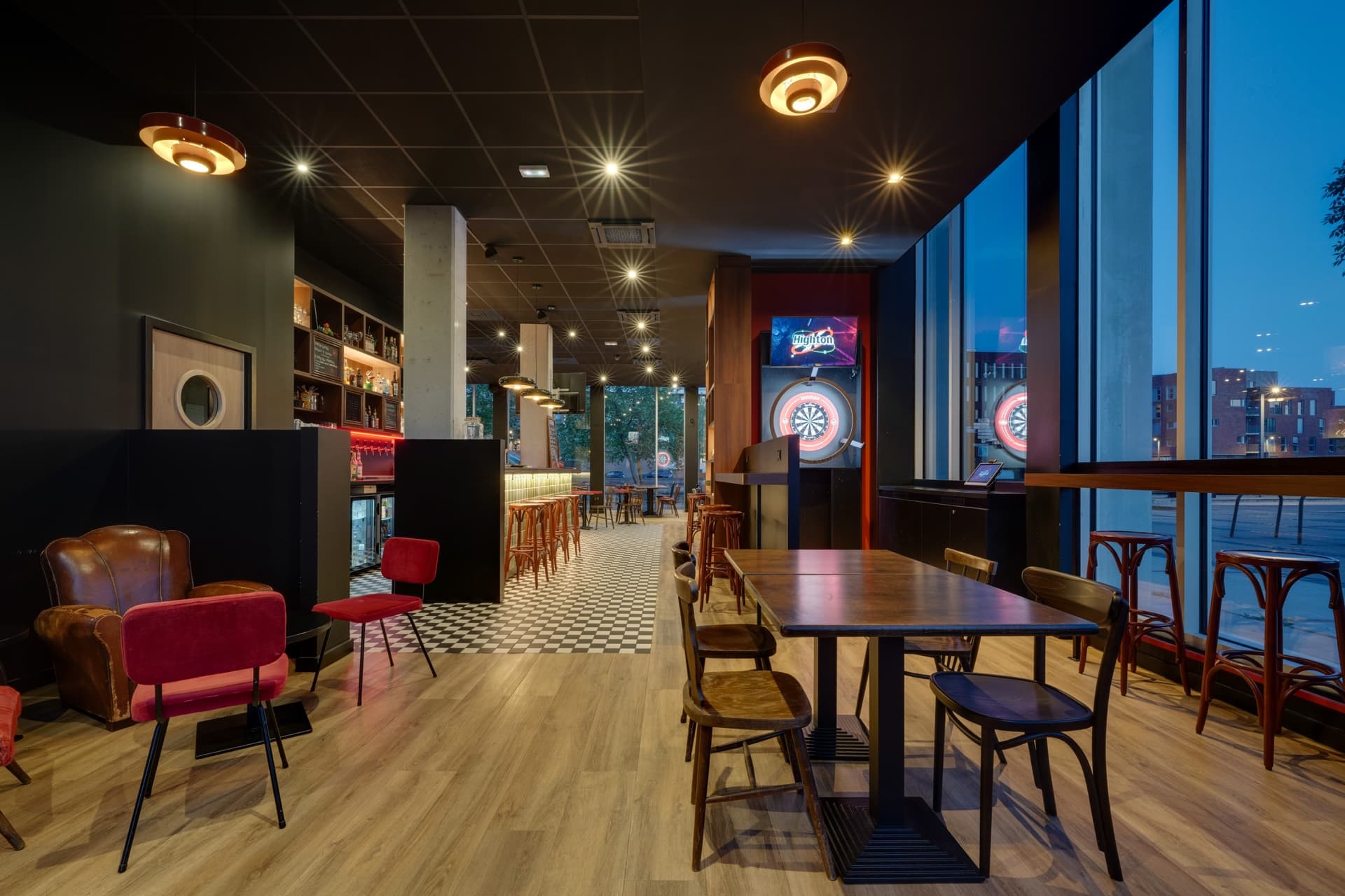 Intérieur du Highton, bar à fléchettes à Lille