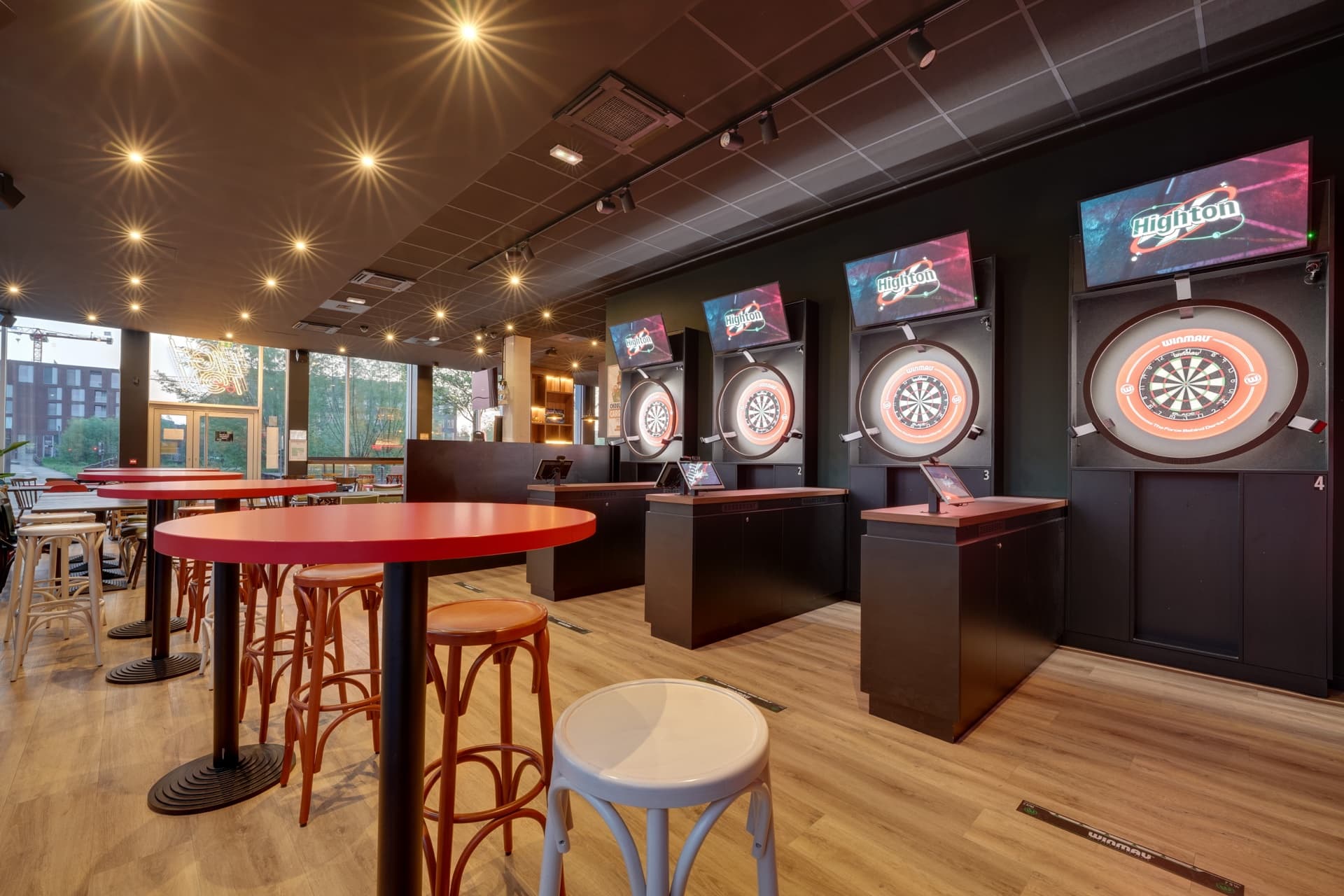 Intérieur du Highton, bar à fléchettes à Lille