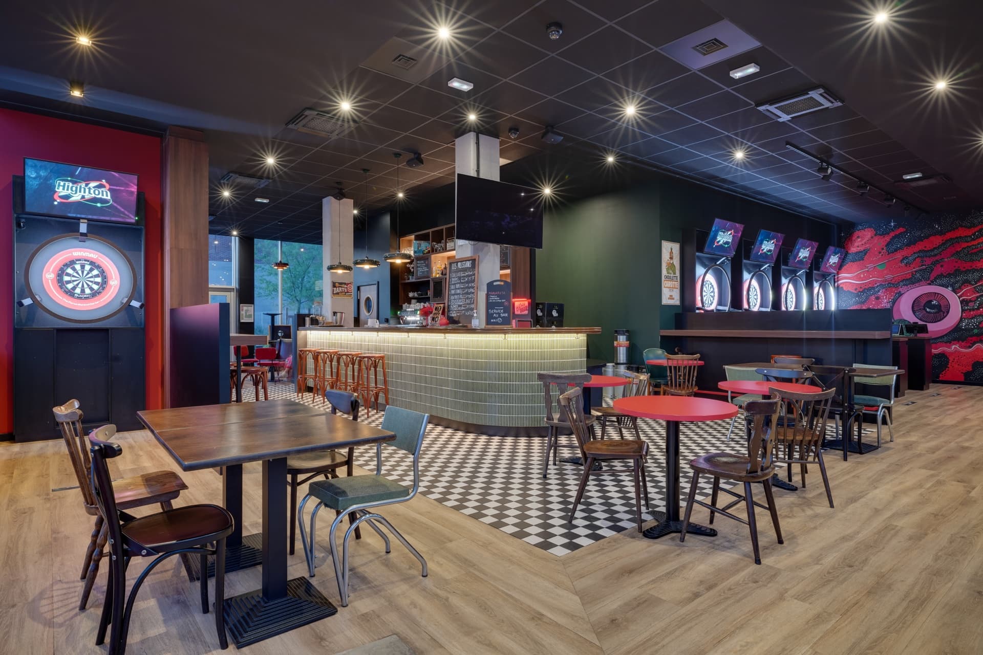 Intérieur du Highton, bar à fléchettes à Lille