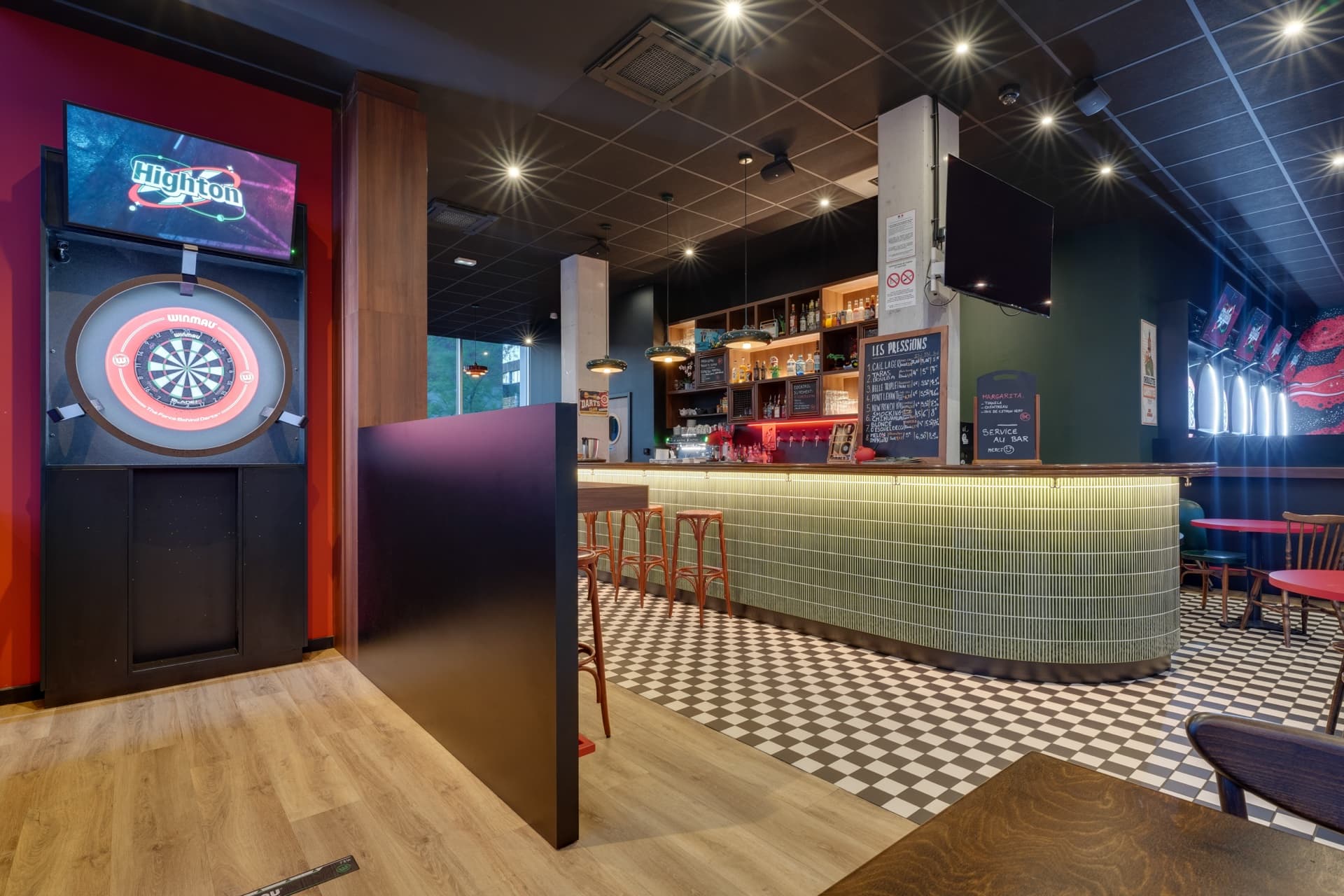 Intérieur du Highton, bar à fléchettes à Lille