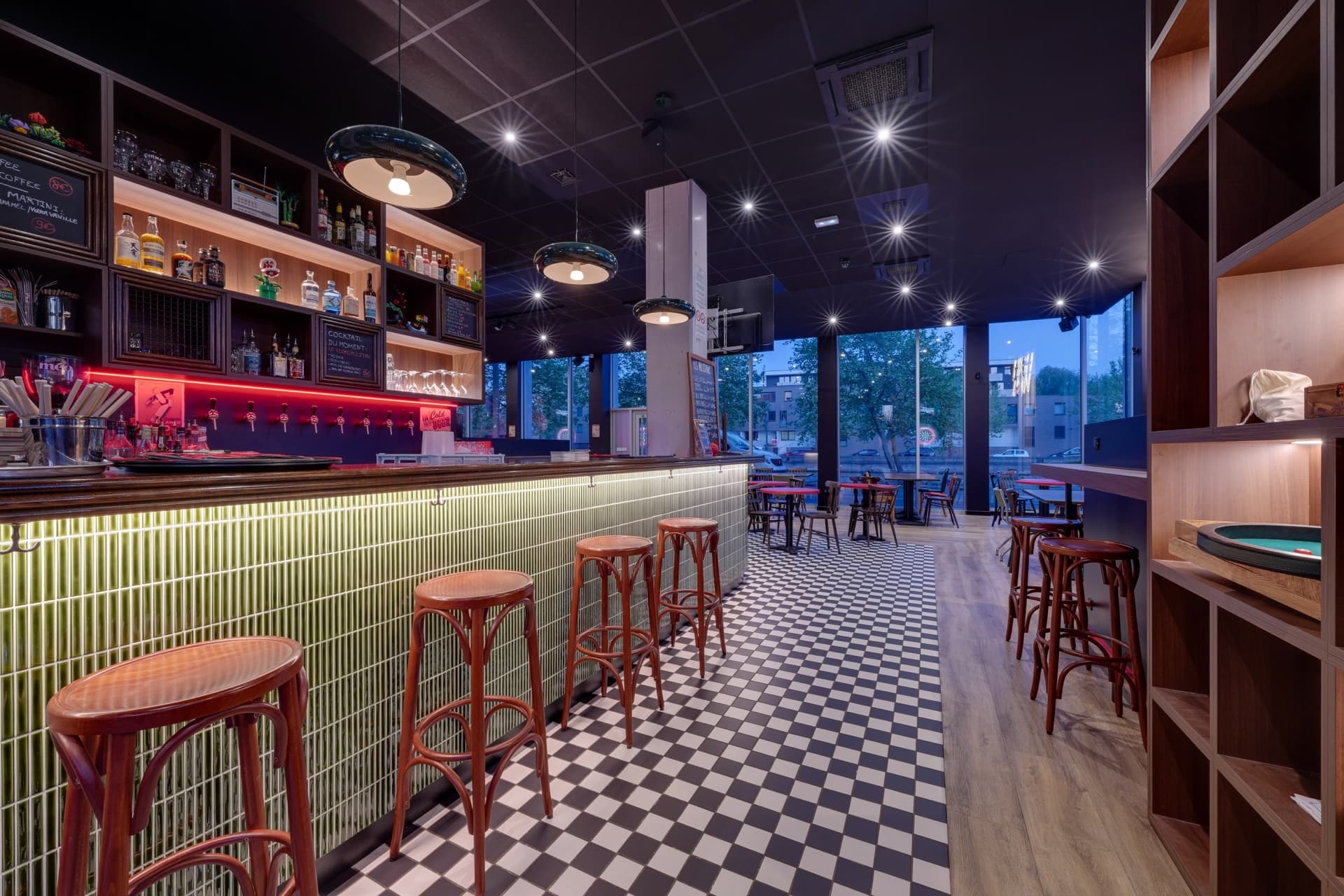 Intérieur du Highton, bar à fléchettes à Lille